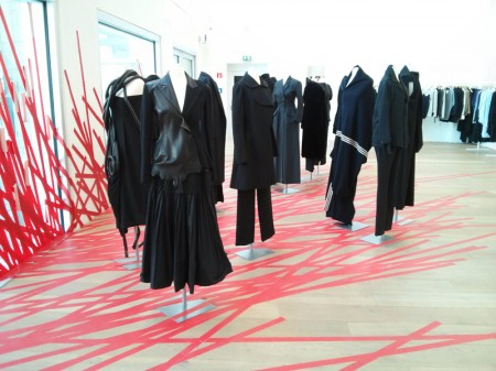 Installation mit historischen Yamamoto Modellen von Masao Nihei bei Andreas Murkudis, Berlin 2013, Foto: Tschilp